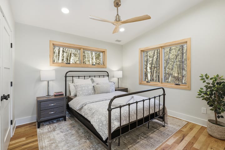 Unwind in this light-filled bedroom where simplicity and comfort come together. It’s an ideal retreat for restful sleep and peaceful downtime during your stay.