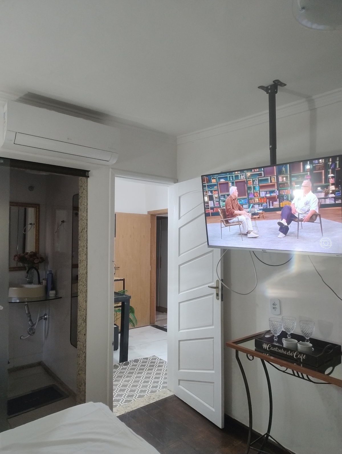 TV, klimatizácia, stropný ventilátor 