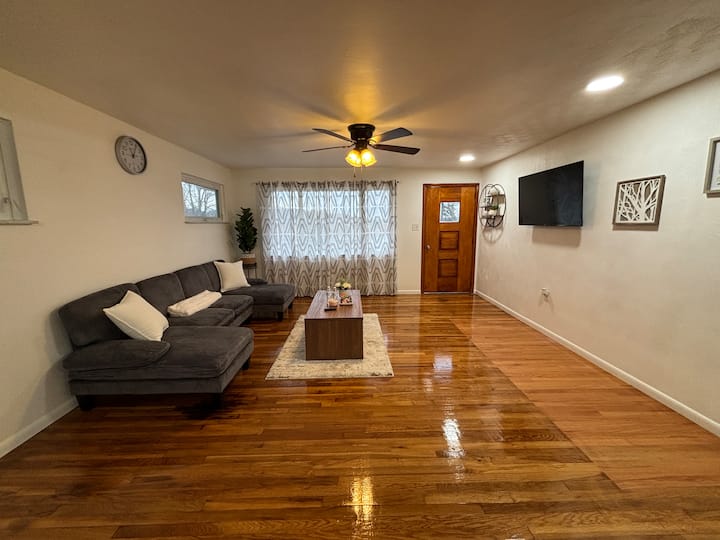 Central 3br • 1 Min Walk To Logan Valley Mall - Altoona, PA