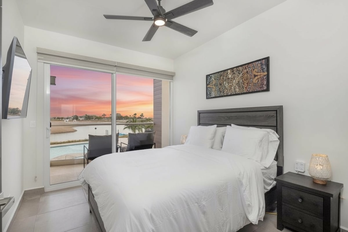 Njut av fantastisk utsikt över poolen och lagunen från detta sovrum, med båda sovrummen perfekt placerade för att ta in utsikt över soluppgång och solnedgång.