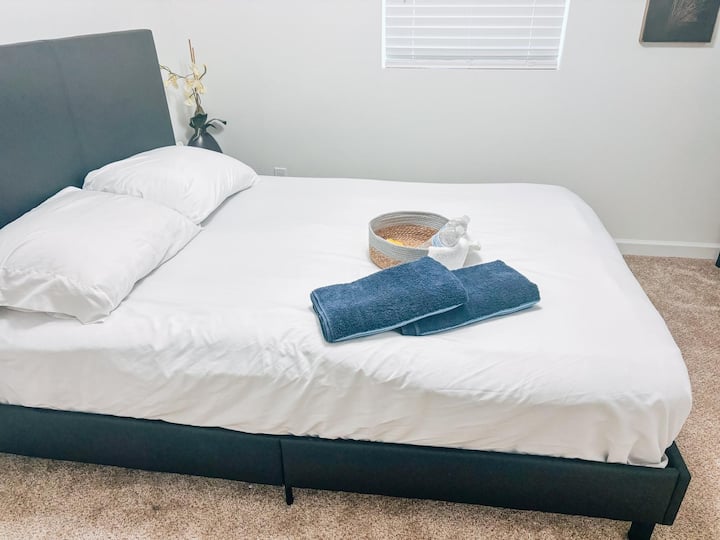 ห้องนอนเต็มรูปแบบแสนสบายนี้มีพื้นที่สะอาดสบายให้คุณได้พักผ่อนและผ่อนคลาย เพลิดเพลินกับเตียงขนาดใหญ่พร้อมผ้าปูที่นอนสีขาวสะอาด บรรยากาศที่เป็นระเบียบและสงบ และทีวีสำหรับความบันเทิง เหมาะสำหรับนักเดินทางคนเดียวหรือคู่รักที่กำลังมองหาที่พักที่น่าพักผ่อน