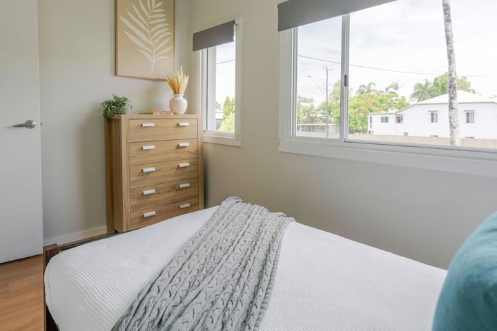 غرفة نوم مشرقة بسرير مريح بحجم كينج، وإضاءة طبيعية وتخزين بسيط، مصممة لإقامة هادئة ومريحة.