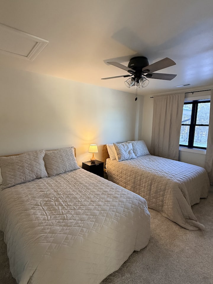 Nachádza sa na 2. poschodí.  2 manželské postele. Má vlastnú kúpeľňu zdieľanú so spálňou 3