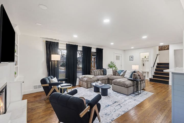 Remodeled Family Fun~hot Tub, King Beds, & Games - Kansas City, KS