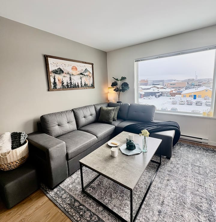 Skyline & Spruce - Upscale Downtown Whitehorse Apt - Whitehorse
