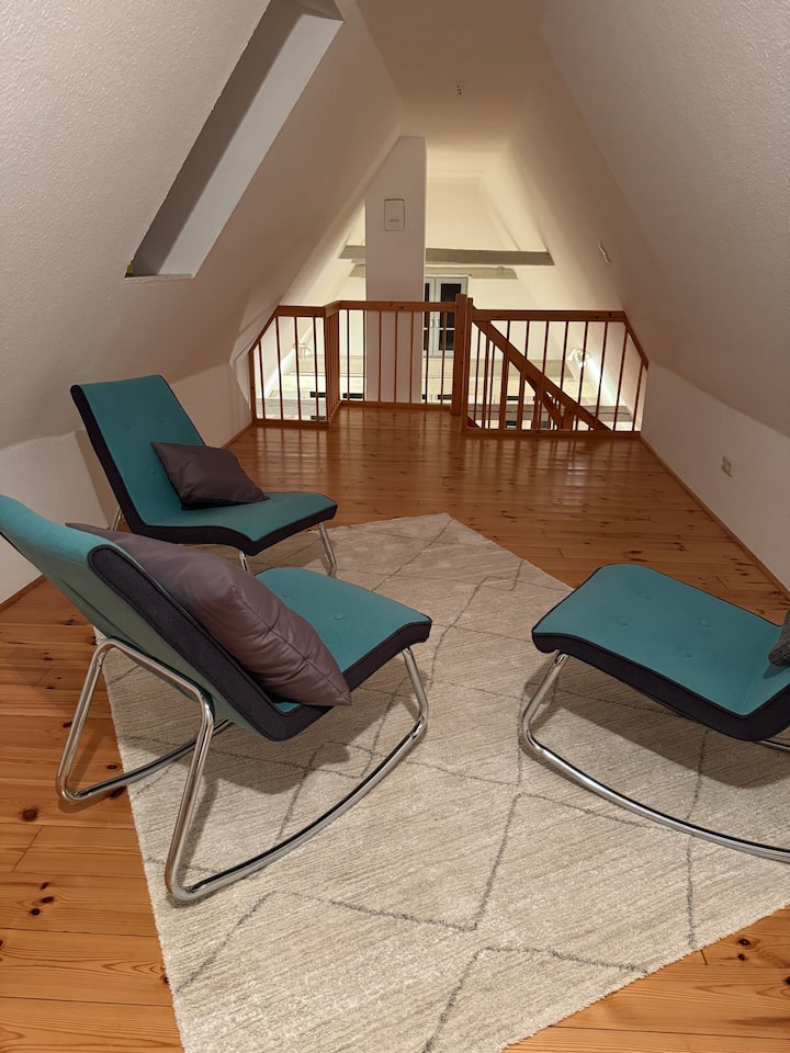 Galerij op zolder
Hier vind je een werkplek, comfortabele schommelstoelen en twee comfortabele slaapstoelen