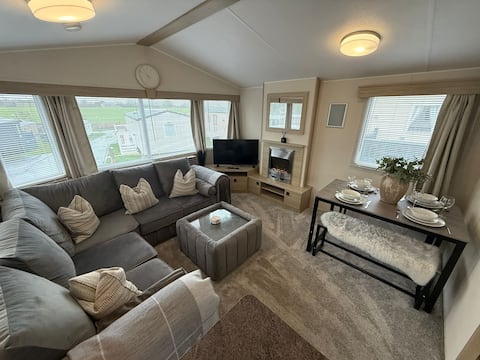 Top Airbnb: Lucas Retreat Hot Tub Lodge, Bockenfield Morpeth in Thirston