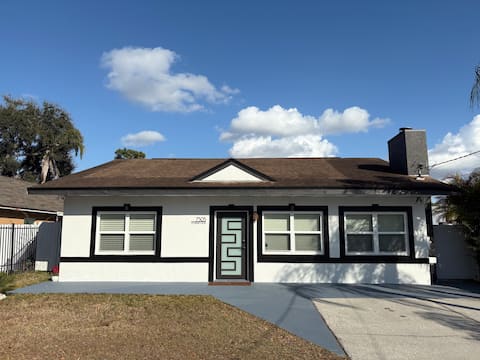 Top Airbnb: Modern & Homey Property in Central Tampa in Egypt Lake Leto