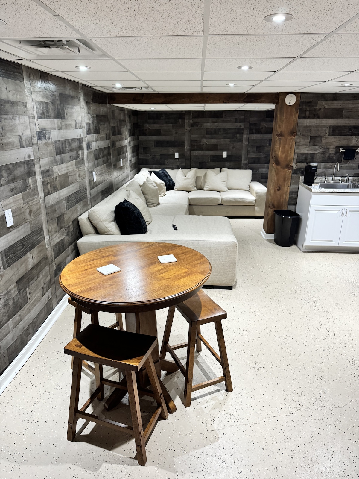 Successful Airbnb property: The Nashville Nook. Theater room, king bed, office in Southeast