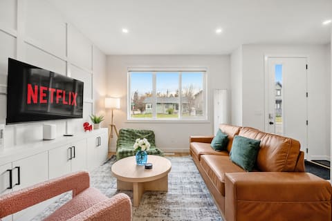 Popular Airbnb listing: Terra & Tone Grand Villas w/AC| Sleep16 |7 mins DT in Mount Pleasant