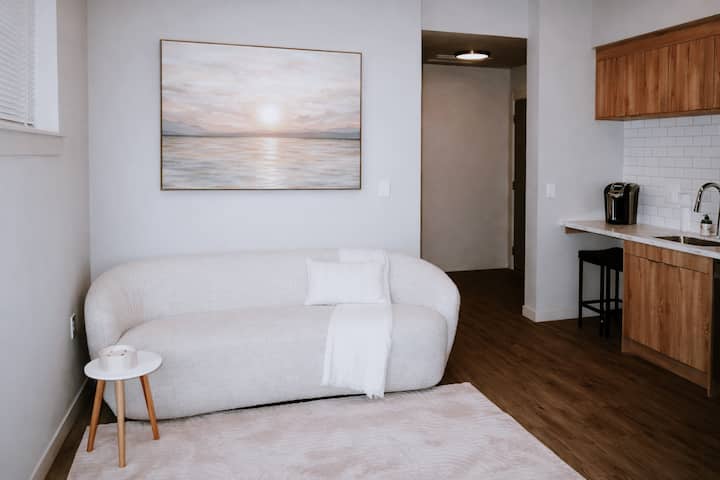 Stylish Tacoma Stay/ Clean, Cozy, Private + Ac - Tacoma, WA