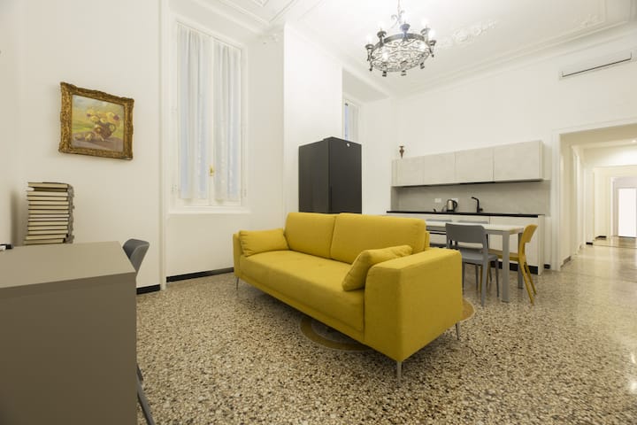 Airy 5-bedroom Flat With Balcony In Central Genoa - Genua