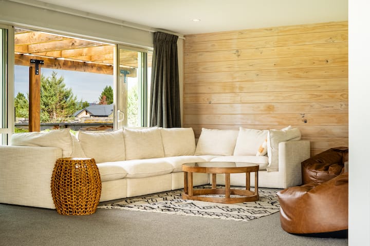 Panoramic Mountain View Retreat - Twizel