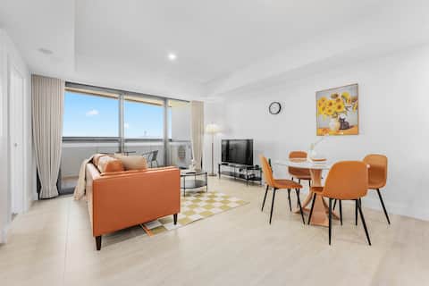 Successful Airbnb property: @Modern 2BR City APT with Lake Views, Pool & Gym in City