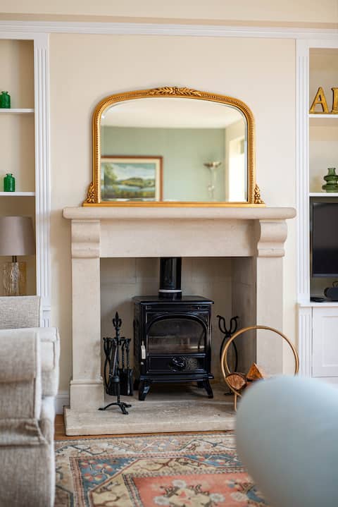 Top performing Airbnb: Cotswold waterfront retreat with stunning views. in Somerford Keynes