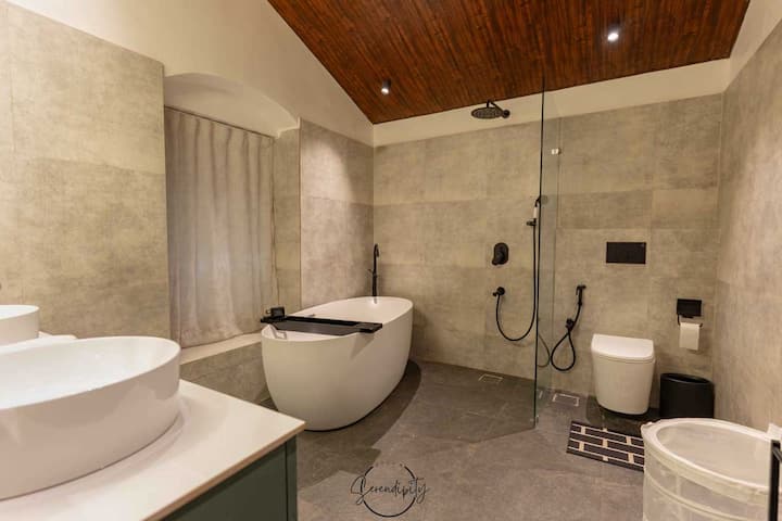 Full bathroom 1 image 1
