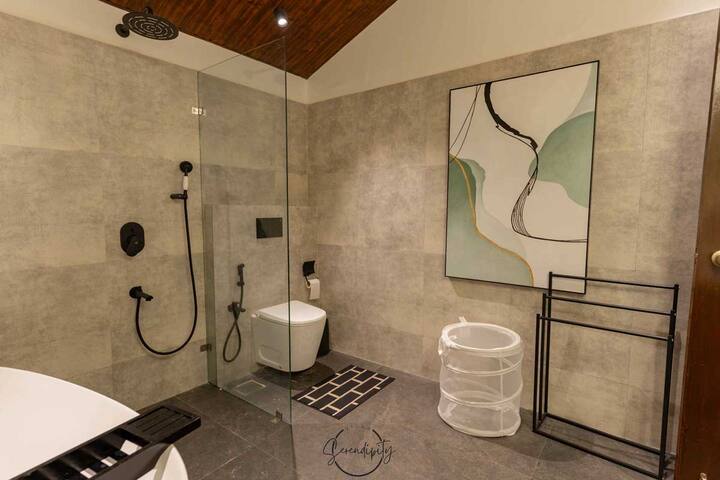 Full bathroom 2 image 1