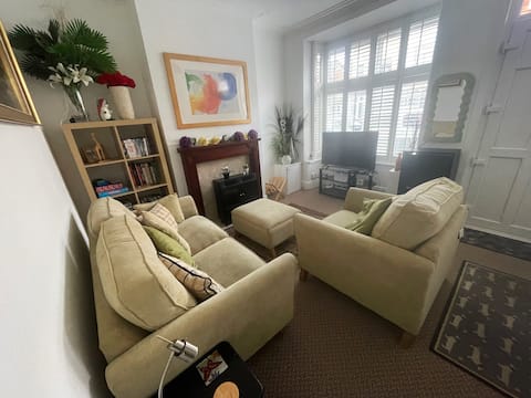 Top Airbnb: Victorian terrace in the heart of Kings Heath. in Wythall