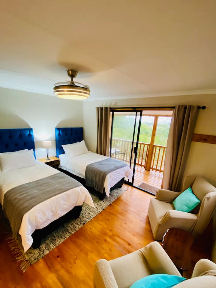 Chumba cha Knobwood kina vitanda viwili vya mapacha, bora kwa ajili ya kulala usiku wa kupumzika na mpangilio wa starehe na wa kuvutia.