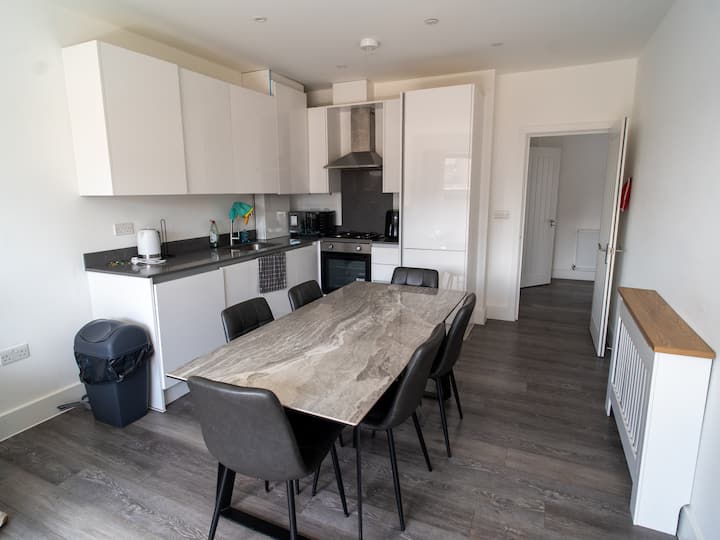 2 Bed Flat Dartford With Balcony Next To Station - Thurrock
