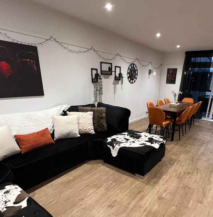 Group-friendly 5br Home | Parking | Games Room - Cambrige (UK)