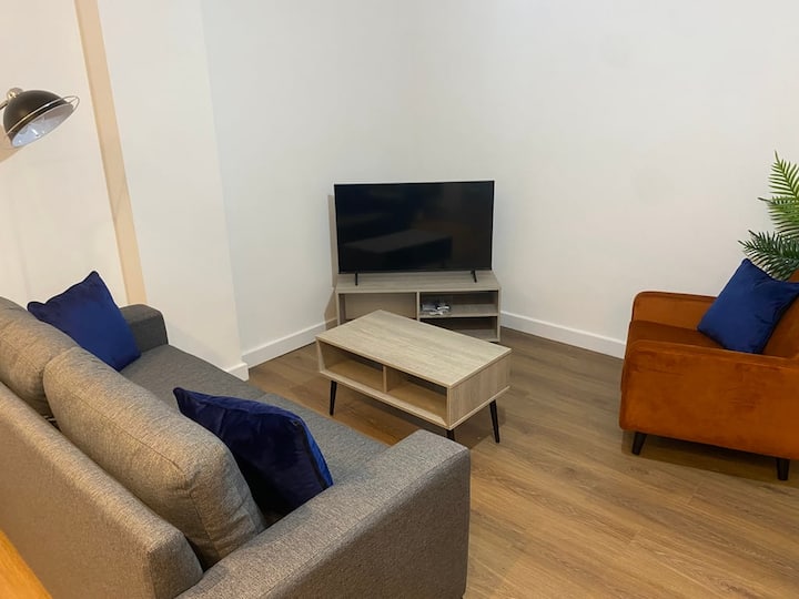 Contemporary 2‑bed – Gateway To The Cotswolds - Swindon