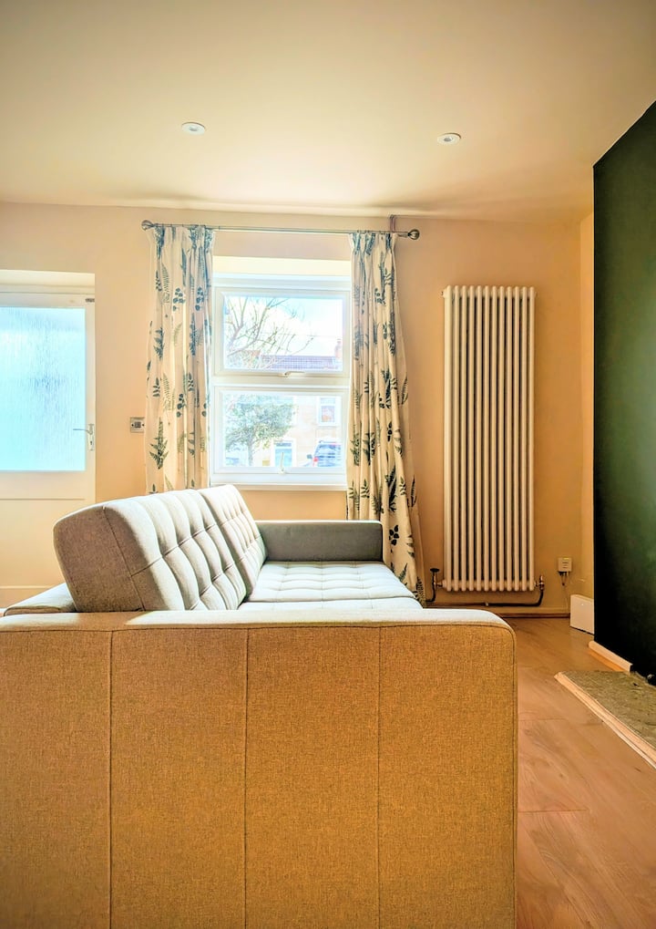 Cosy Luxury Miners’ Cottage | Central | Parking - Bridgend