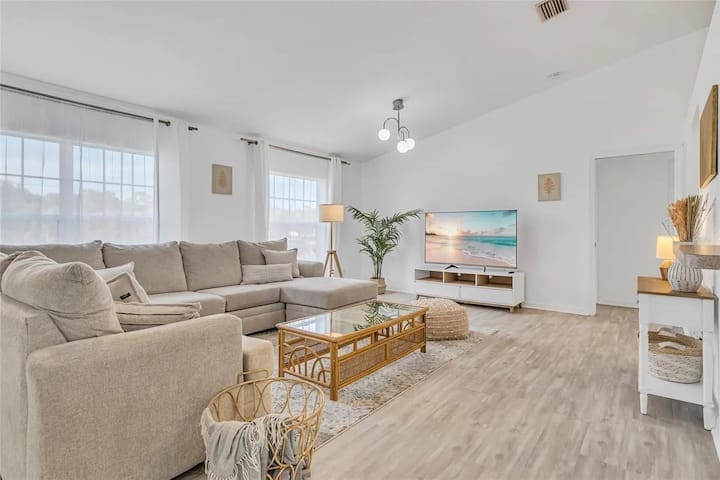 Heated Pool, Family & Pet Friendly, Near Beaches - North Port, FL
