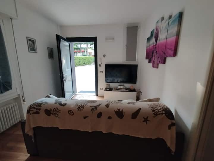 The Red Devils' House. 
      - Con Box Privato - - Desenzano del Garda