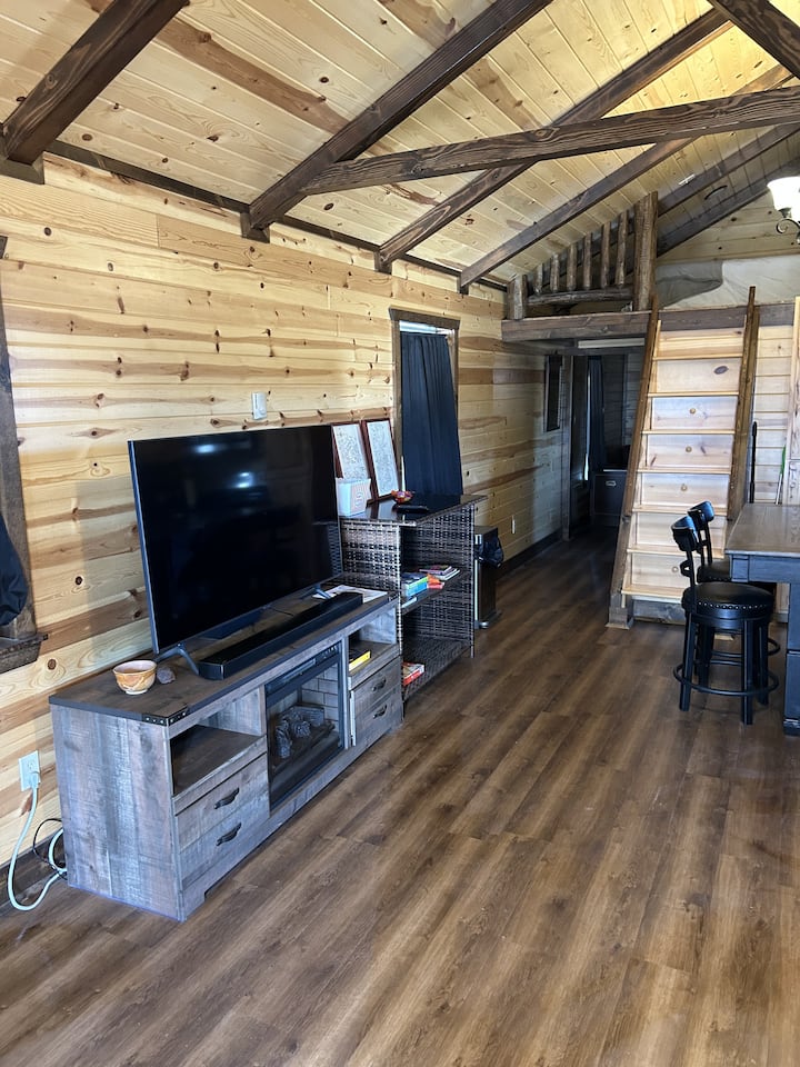 Rural Cabin With 1 Queen Bed And 2 Twin Loft Beds. - グレート・フォールズ, MT