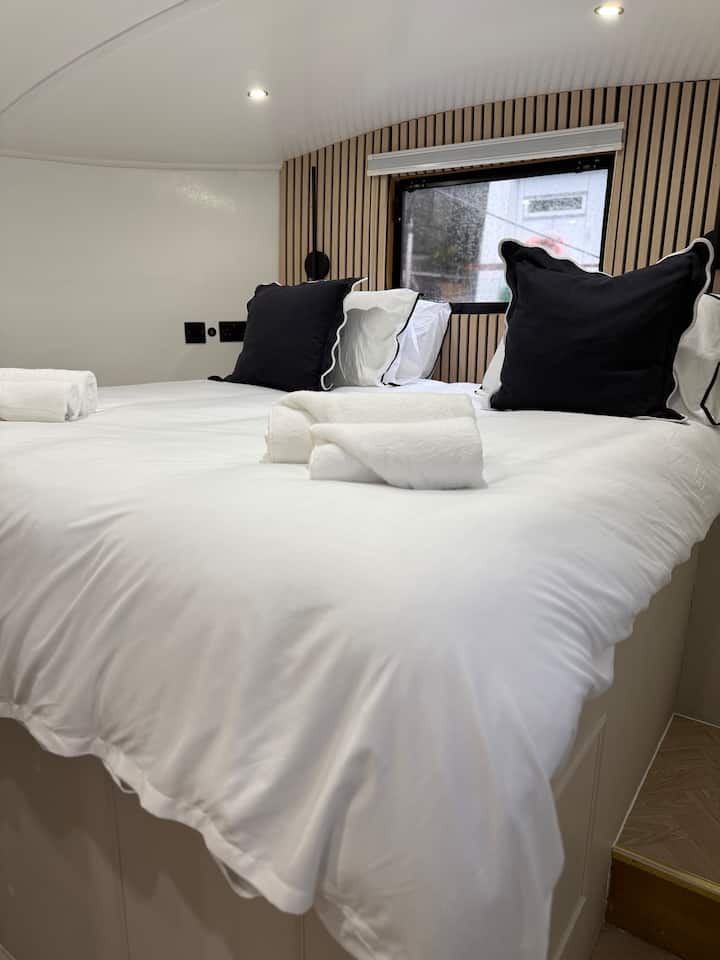 A Luxury Floating Apartment On Water - Birkenhead