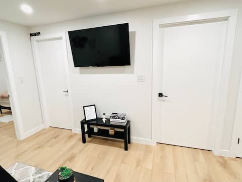 Top Airbnb: Cosy Basement Suite-Free Parking, Easy Hwy Access in Winnipeg Metropolitan Area