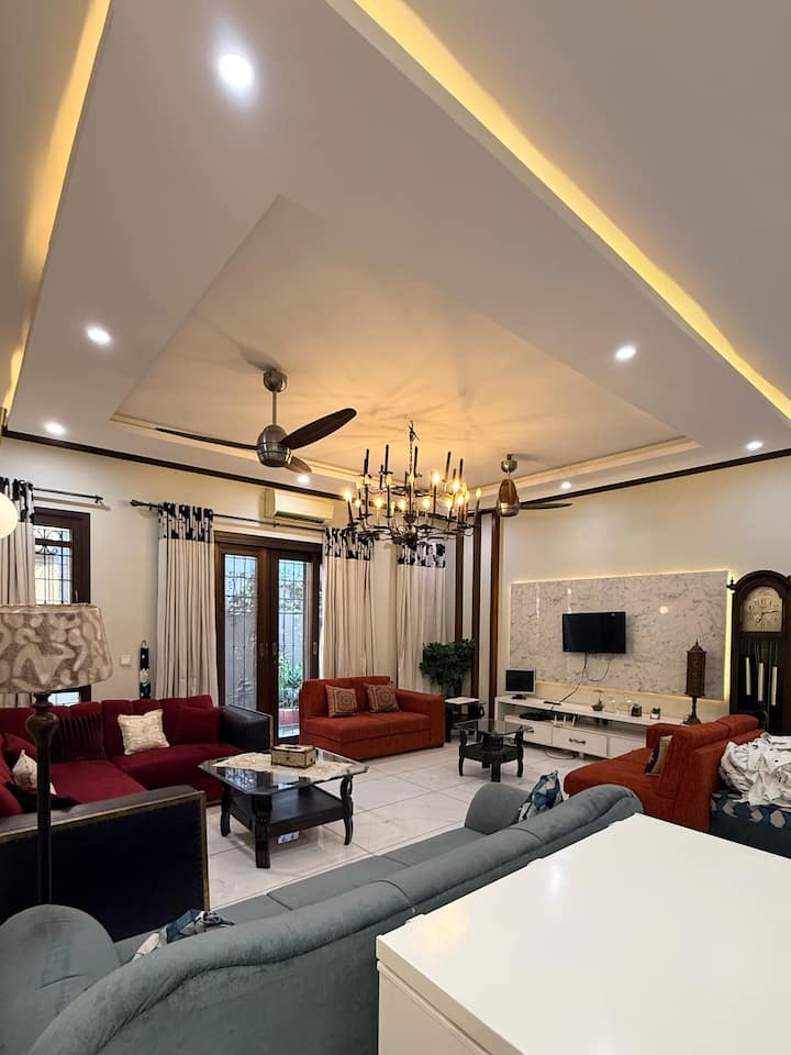 Modern Private Home Ph7 Central Loc (W Parking) - Karachi