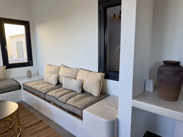 Luxury Villa For 6, Heated Jacuzzi, Garden Parking - Santorini