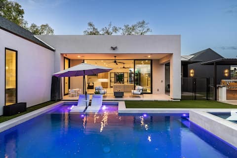Popular Airbnb listing: The Rowan | $3M Lux | Movie Room, HtdPool, &more! in Camelback East
