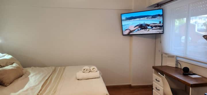 42-инчен паметен телевизор и брачен кревет (широк 180 – 200 см) 