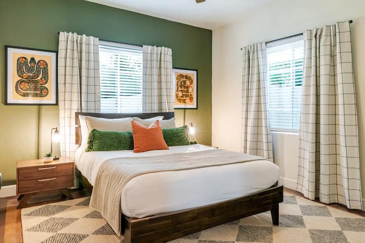 El dormitorio 2 cuenta con una cómoda cama tamaño queen con almohadas adicionales y cortinas que oscurecen la habitación en caso de que quieras dormir mientras estás de vacaciones.