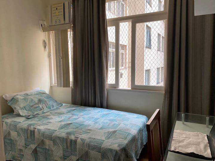 
נמאס לכם ממיטות יחיד צפופות? כאן יש לכם שפע של מקום להתפזר או הפינה הקטנה המושלמת לזוגות שאוהבים לישון קרוב זה לזה. זה האיזון האידיאלי בין חופש לנוחות שיהפוך את הנסיעה שלכם לבלתי נשכחת.
