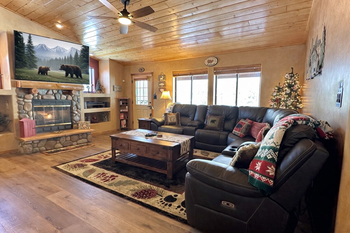 Top performing Airbnb: Luxury Forest Cabin | Wild Horses + Starlink in Heber Overgaard