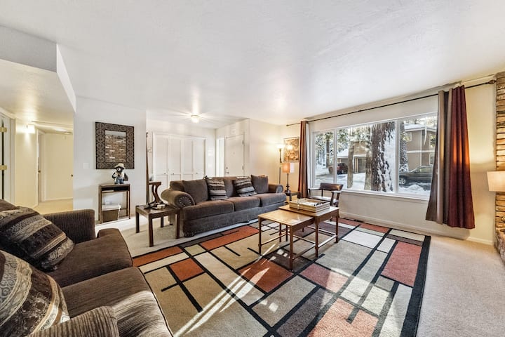 Fenced, Pets Welcome! Close To Beaches, Hot Tub - South Lake Tahoe, CA