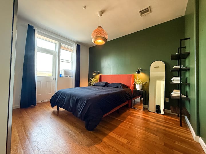 2 Balconies, Elevator, Top Floor, Washer & Dryer - Brooklyn, NY