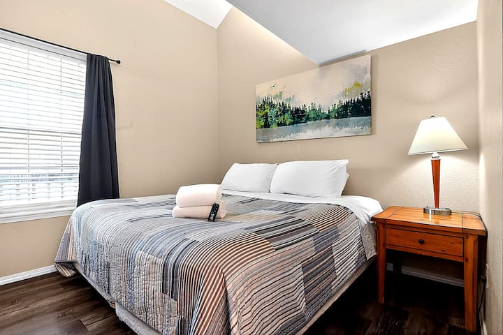 Apartman #2 s udobnim bračnim krevetom, dodatnom posteljinom, dekama i jastucima. Uživajte u Roku TV-u, prostranom ormaru i izravnom pristupu glavnoj kupaonici, dok uživate u predivnom pogledu na Fall Creek Resort i jezero Taney Como