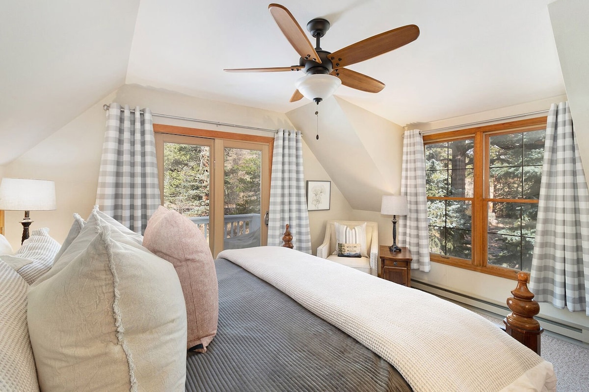 主卧配有一张加大双人床和阅读角