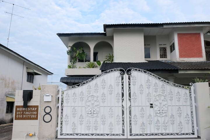 Little 8 Homestay (Tmn Titiwangsa, Kluang) 12 Ppl - Kluang