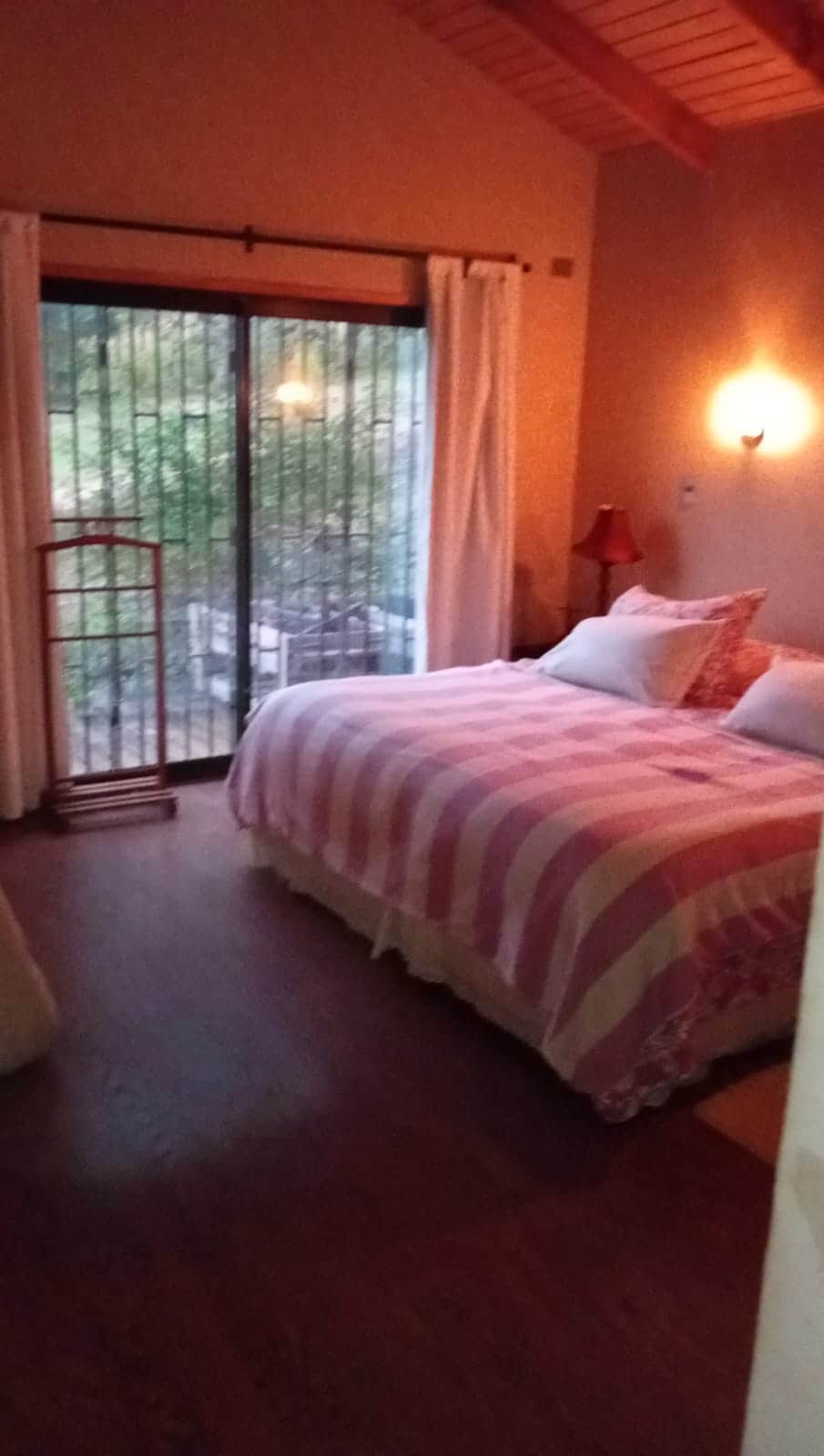 Prostrana spavaća soba, povišeni strop s izloženim gredama, veliki bračni krevet. S prostranim ormarom i prozorom s prekrasnim pogledom.