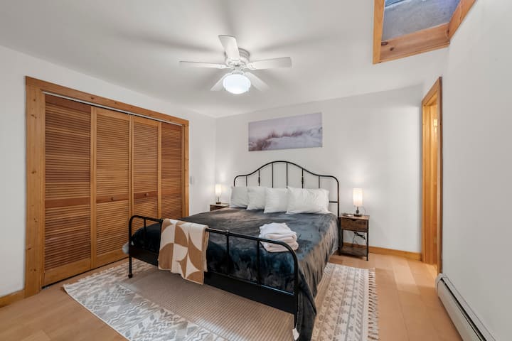 Bedroom 1: 1 king size bed with an ensuite bathroom. 