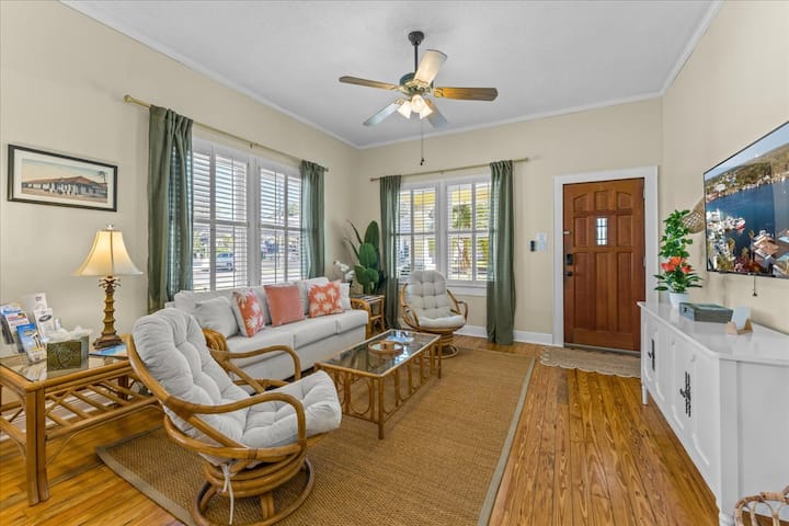 Steps To Sponge Docks | Compound + Guest House - Fred Howard Park, Tarpon Springs
