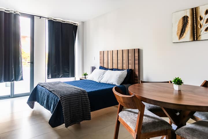 Kitanda cha Upande wa Kulia cha Malkia chenye Smart TV | Studio B