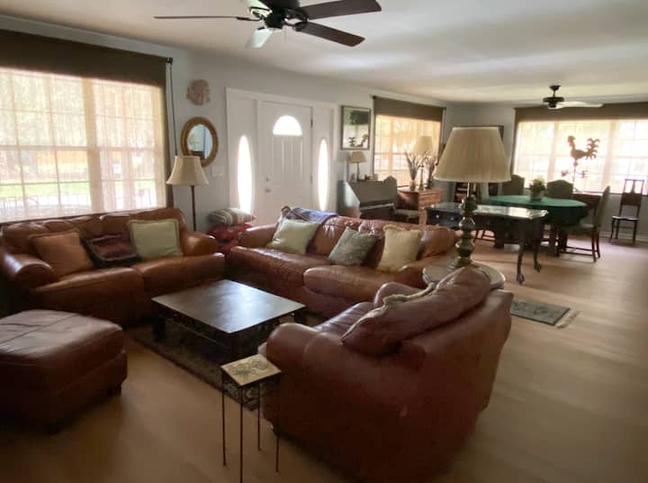 The Downtown Getaway - 3+ Bedroom Home W/workspace - Lake City, FL