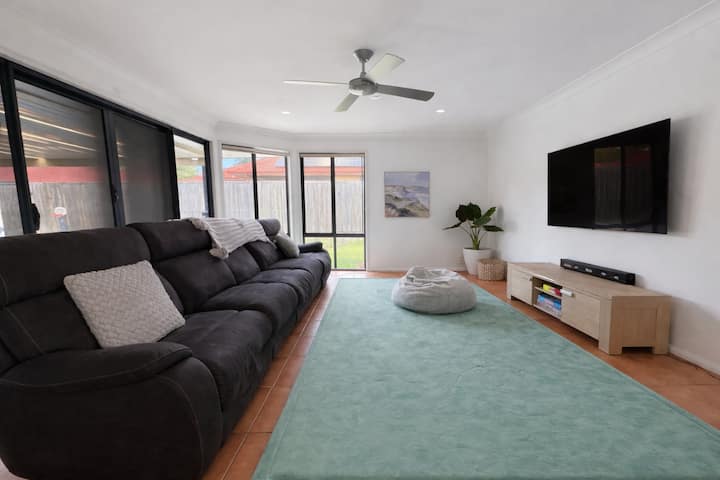 Spacious Family Stay | Pool, Playroom & Trampoline - Coochiemudlo Island